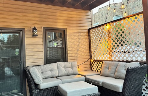 Irving Park Casa | Elegant 3-Bed, 3-Bath Home in Chicago <25-minutes to O’Hare & Downtown + Parking