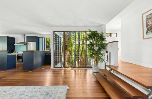 North Balgowlah Casa | Elegant 3-Bed Home with Games Room & Balcony