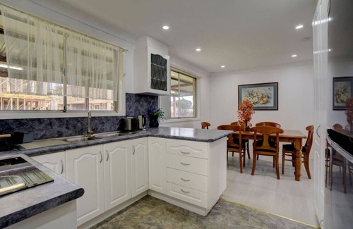 Werrington Casa | Elegant 3 Bedroom Haven Getaway Close to Golf Club