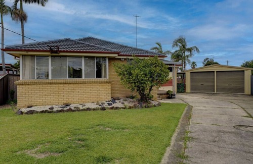 Werrington Casa | Elegant 3 Bedroom Haven Getaway Close to Golf Club