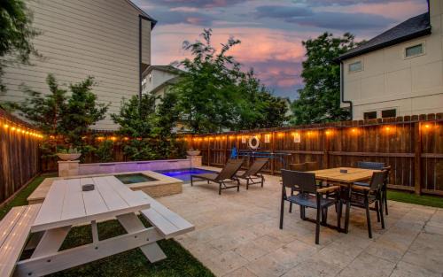 Washington Ave./ Memorial Park Casa | Elegant 3BR 3,5BA Holiday Home with Private Pool