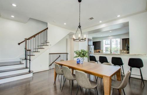 Washington Ave./ Memorial Park Casa | Elegant 3BR 3,5BA Holiday Home with Private Pool