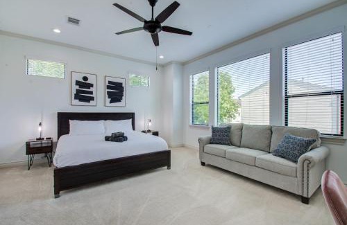 Washington Ave./ Memorial Park Casa | Elegant 3BR 3,5BA Holiday Home with Private Pool