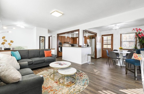 Waldron Casa | Elegant 3BR Home in Vibrant KC Area MOKA796800