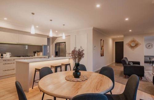 Hornby Casa | Elegant 3BR Home on Mustang Avenue