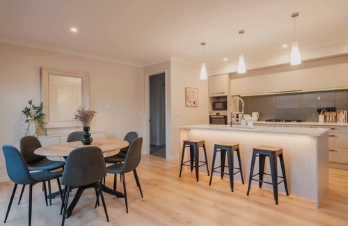 Hornby Casa | Elegant 3BR Home on Mustang Avenue