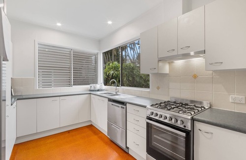 Newmarket Casa | Elegant 4-Bed Home Near Shops & Dining