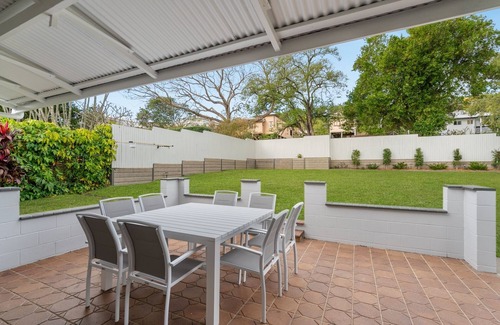 Newmarket Casa | Elegant 4-Bed Home Near Shops & Dining