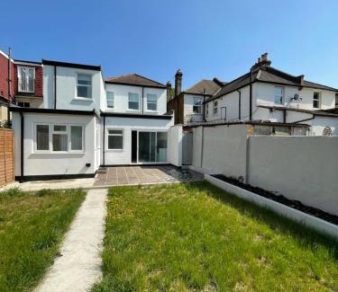 Croham Casa | Elegant 4-Bed Victorian Home