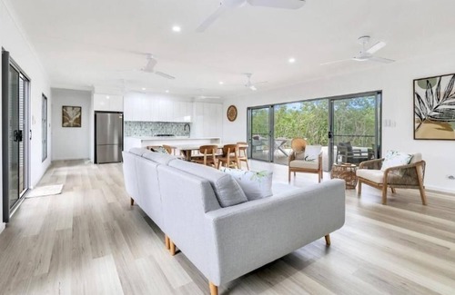 Humpty Doo Casa | Elegant 4 Bedroom Humpty Doo Getaway- Sleeps 12
