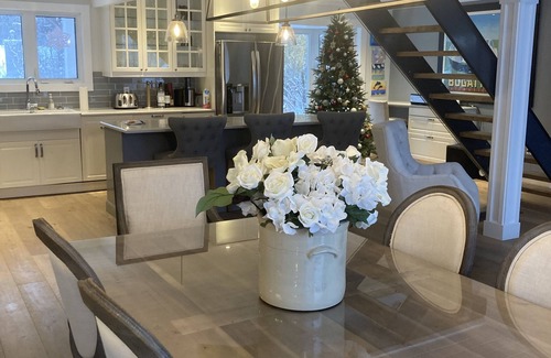 The Blue Mountains Cabaña | Elegant 4 bedroom waterfront home with hot tub