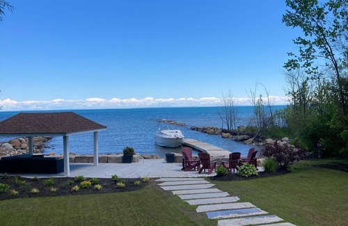 The Blue Mountains Cabaña | Elegant 4 bedroom waterfront home with hot tub