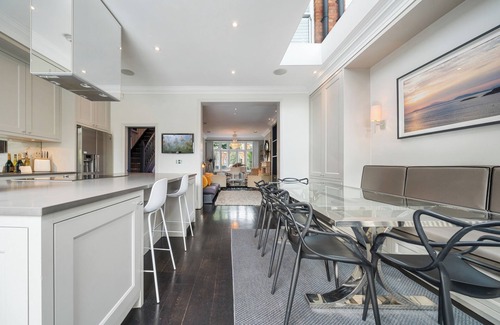 College Park and Old Oak Casa | Elegant 4-BR House with garden