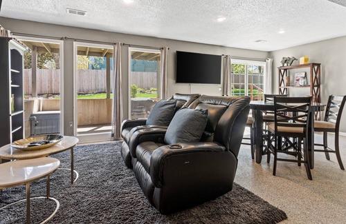 Overland Park Casa | Elegant 4BR with Luxurious Master Suite KSOP155609