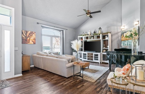 Overland Park Casa | Elegant 4BR with Luxurious Master Suite KSOP155609