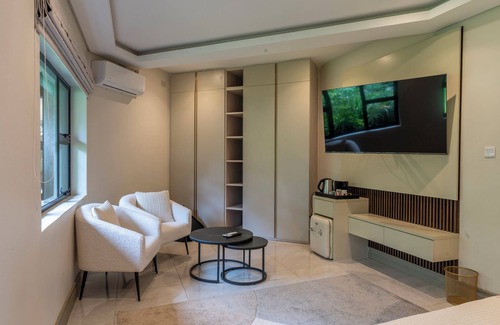 Harare East Casa | Elegant 5-Bedroom Guest House
