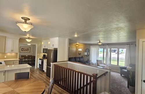 Sioux Center Casa | Elegant 5-bedroom house in Sioux Center near Dordt University and downtown.