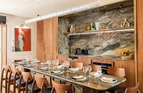 Marais Apartamento | Elegant 6-Bedroom Apartment on Rue des Archives with A/C