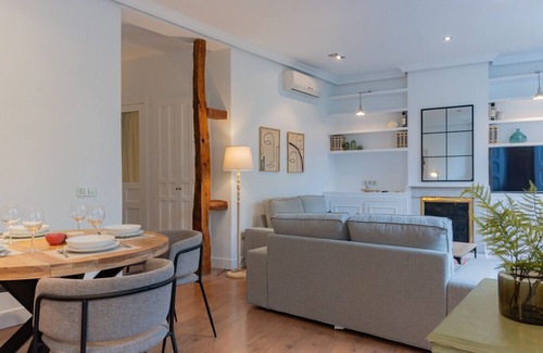 Trafalgar Apartamento | Elegante y luminoso piso en el corazón de Chamberí: Con balcones y amplios espacios"