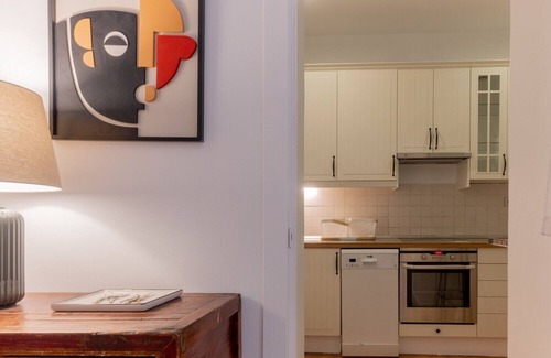 Trafalgar Apartamento | Elegante y luminoso piso en el corazón de Chamberí: Con balcones y amplios espacios"