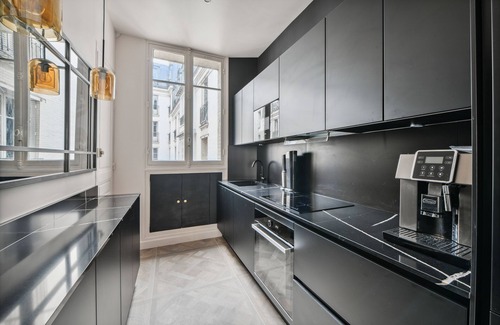 Saint-Vincent-de-Paul Apartamento | Elegant and Charming Parisian 3bd/2ba apartment