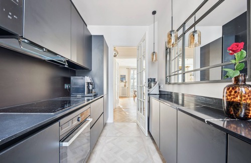 Saint-Vincent-de-Paul Apartamento | Elegant and Charming Parisian 3bd/2ba apartment