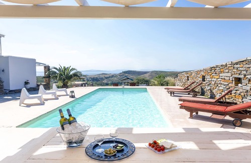 Kea Villa | Elegante y encantadora Villa Petra & Thea con piscina y excelentes vistas al mar.