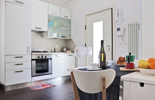 Marina Centro Apartamento | Elegante y confortable apartamento en la planta baja a 300 metros del mar en Rímini con plaza de aparcamiento privada