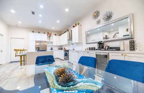McAllen Casa | Elegant and cozy townhouse