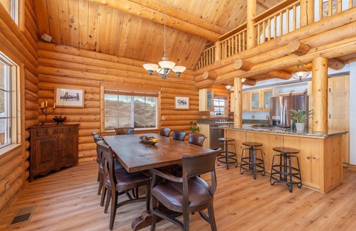Serene Lakes Casa | Elegant and Spacious Log Cabin - walk to trails and beach, mins to Sugarbowl.