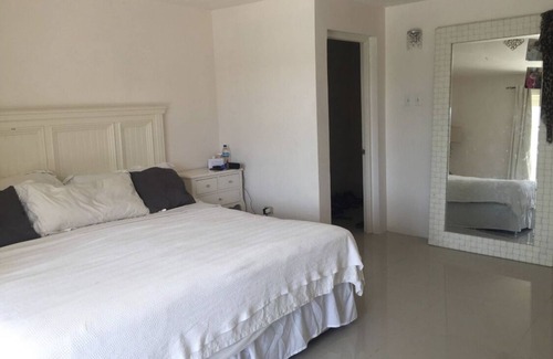 Montego Bay Cabaña | Elegante y espaciosa casa de 2 dormitorios en exclusiva comunidad cerrada