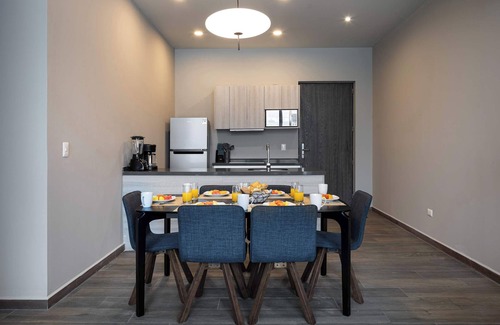 Monterrey Apartamento | Elegant Apartment w/Stunning Mountain Views & Pool