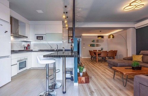 Central District Condominio | Elegante piso ideal familias a 15min de Alhambra. 3 baños, parking opcional.