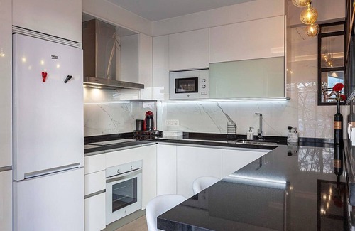 Central District Condominio | Elegante piso ideal familias a 15min de Alhambra. 3 baños, parking opcional.