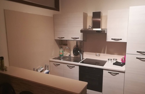 Letojanni Apartamento | Elegante apartamento con entrada independiente y estacionamiento siempre disponible.