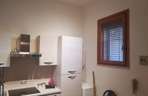 Letojanni Apartamento | Elegante apartamento con entrada independiente y estacionamiento siempre disponible.
