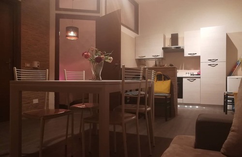 Letojanni Apartamento | Elegante apartamento con entrada independiente y estacionamiento siempre disponible.