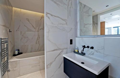 Earl's Court Apartamento | Elegant Apartments Kensington with Private Balcony