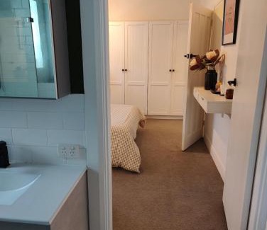 Ormond Villa | Elegant Art Deco Gem Cosy 3BR Retreat