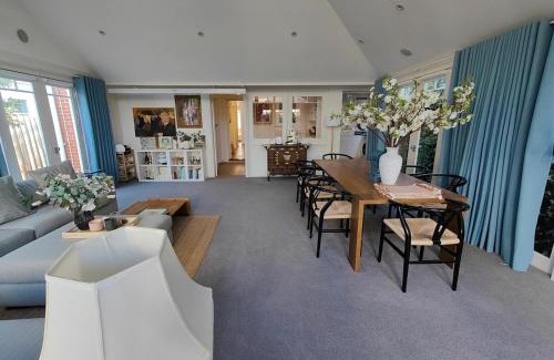 Ormond Villa | Elegant Art Deco Gem Cosy 3BR Retreat