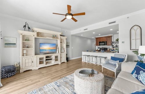 Upper Grand Lagoon Condominio | Elegant Bayfront Condo | Massive Pool and Hot Tub