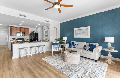Upper Grand Lagoon Condominio | Elegant Bayfront Condo | Massive Pool and Hot Tub