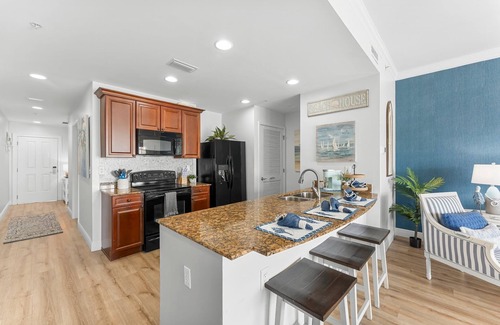 Upper Grand Lagoon Condominio | Elegant Bayfront Condo | Massive Pool and Hot Tub