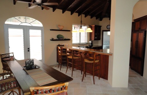 Estate Hansen Bay Villa | Villa elegante frente al mar con piscina, camino privado a la playa Aislado y kayaks!