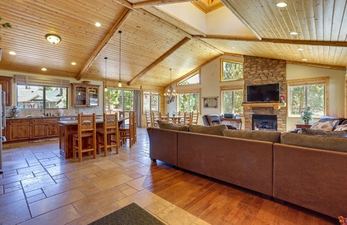 Castle Glen Estates Cabina | Elegant Big Bear Cabin - Half Mi to Big Bear Lake!