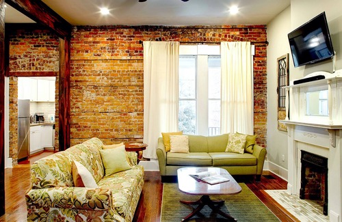 Dixon Park Apartamento | Elegant Brick 2 BR in downtown Savannah