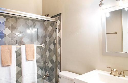 Dixon Park Apartamento | Elegant Brick 2 BR in downtown Savannah