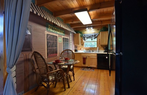 Gatlinburg - Pigeon Forge Cabina | Elegante cabina en ubicación perfecta-! Privado pero cerca de todo!