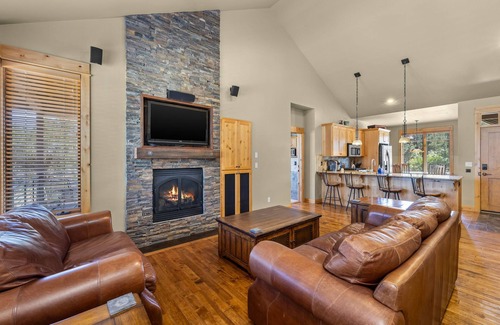 Powell Butte Cabina | Elegant Cabin Retreat at Brasada Ranch | Golf Views, Private Decks & Resort Perks
