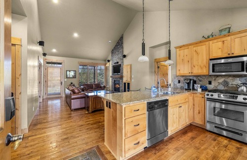 Powell Butte Cabina | Elegant Cabin Retreat at Brasada Ranch | Golf Views, Private Decks & Resort Perks